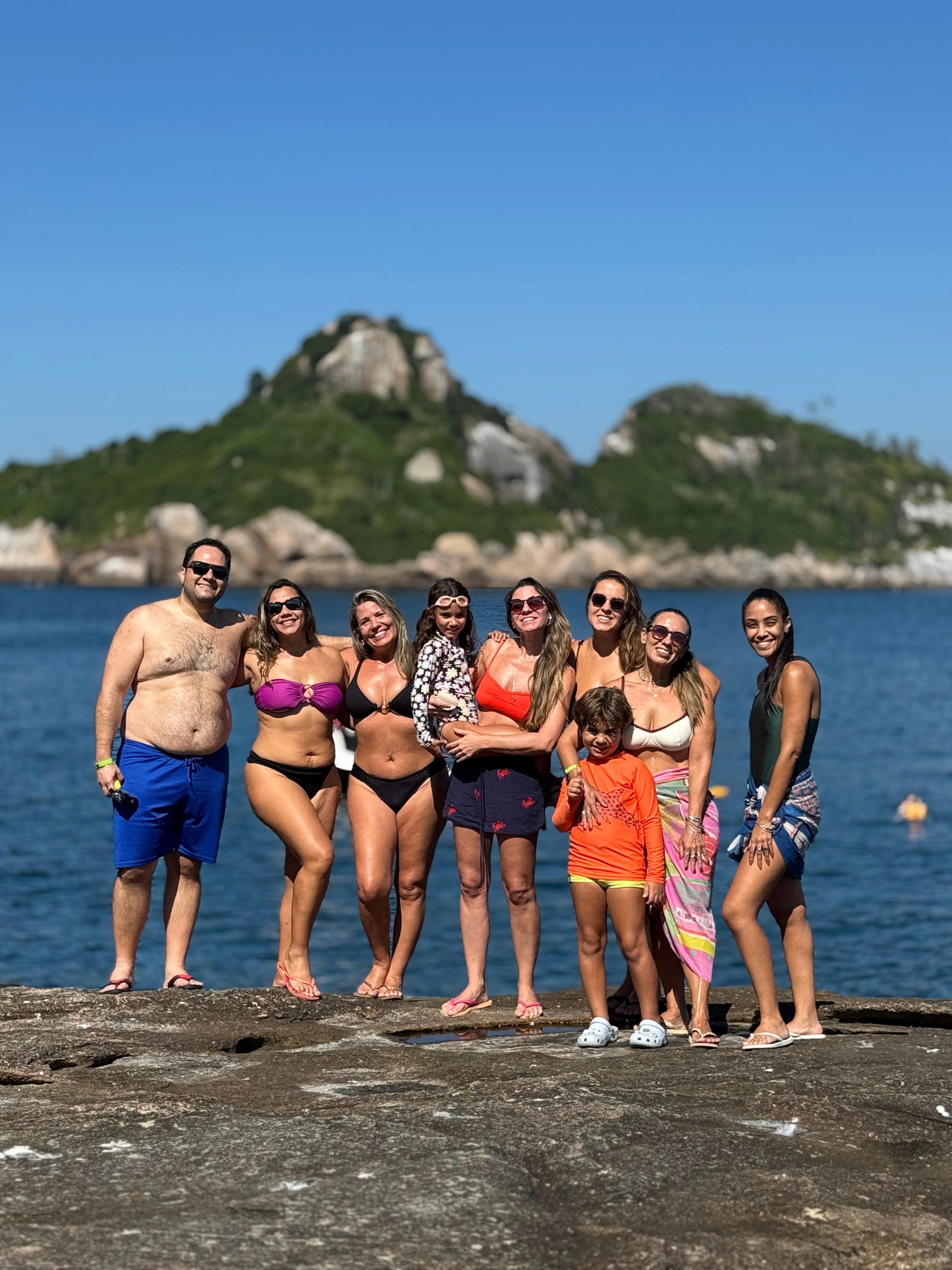 Grupo de amigos nas pedras das ilhas