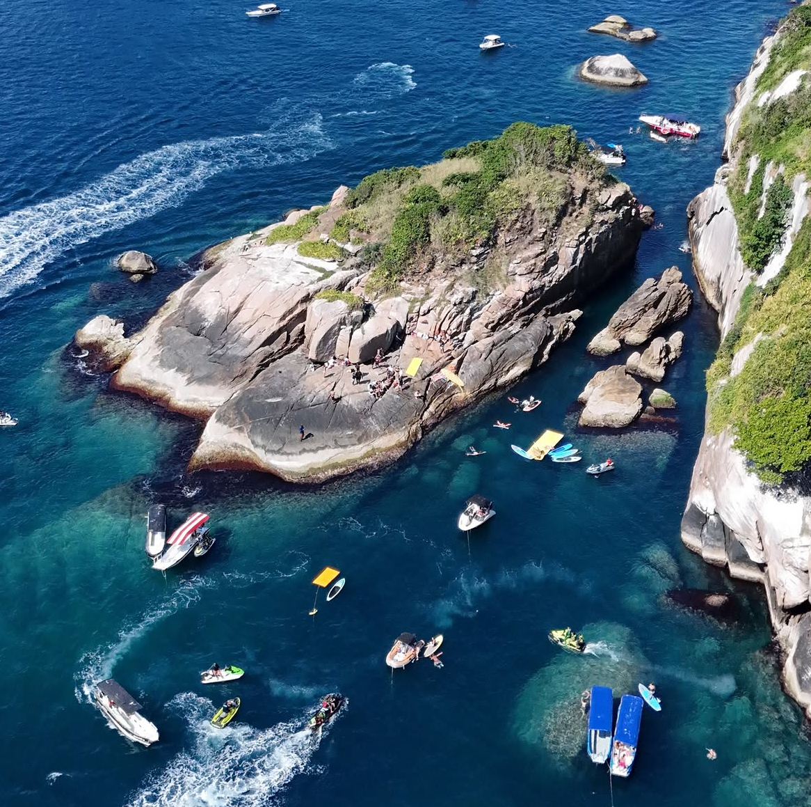 Vista aérea das Ilhas Tijucas com barcos e visitantes